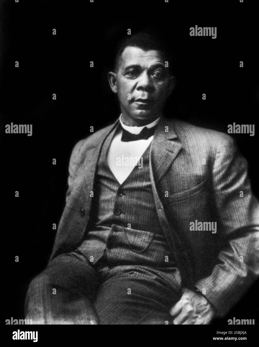 Booker Taliaferro Washington (1856 - 1915) était un éducateur et auteur afro-américain. Il est né esclave d'une femme esclave et d'un père blanc. En 1881, il est nommé premier dirigeant du nouvel institut Tuskegee en Alabama, une université noire privée. Il avait un réseau national de partisans et a eu accès à des leaders nationaux de la politique, de la philanthropie et de l'éducation, a recueilli des sommes importantes, a été consulté sur les questions raciales et a reçu des diplômes honorifiques des principales universités américaines. Son autobiographie, Up from Slavery, publiée pour la première fois en 1901, est encore largement lue aujourd'hui. Banque D'Images