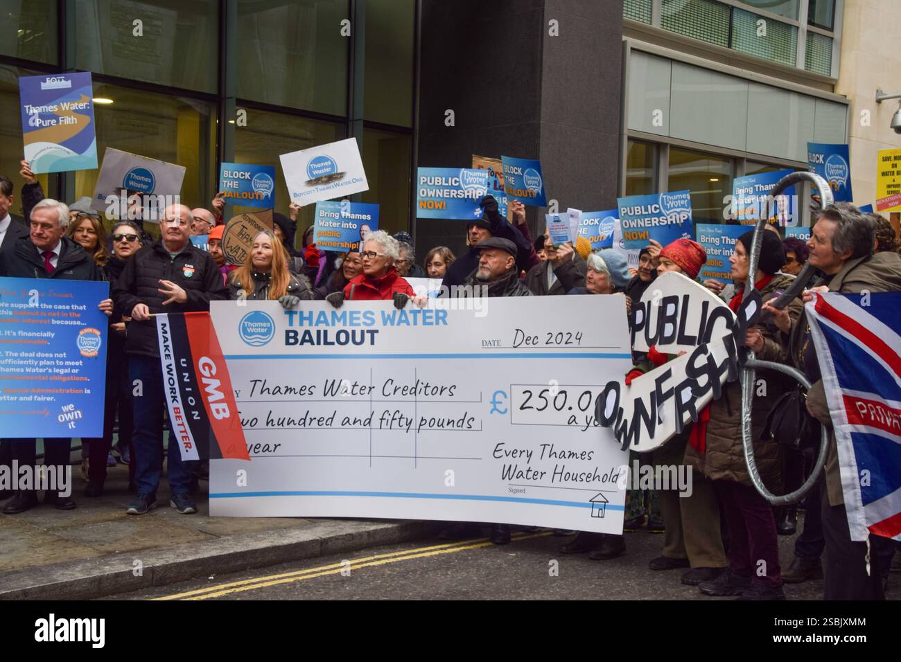 Londres, Royaume-Uni. 3 février 2025. Les militants se rassemblent devant le Rolls Building avec un chèque géant et des ciseaux, exhortant la cour à bloquer la demande de Thames Water pour un sauvetage de 3 milliards de livres, qui coûterait à chaque ménage 250 livres par an. Les manifestants réclament également que la compagnie des eaux devienne une propriété publique. Crédit : Vuk Valcic/Alamy Live News Banque D'Images