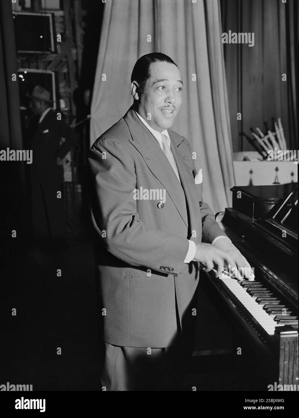 Portrait de Duke Ellington, Howard Theater. Duke Ellington (1899 - 1974) est un compositeur afro-américain, pianiste et chef d'orchestre de son orchestre de jazz dont la carrière s'étend sur plus de 50 ans. Il a écrit plus d'un millier de compositions et beaucoup de ses œuvres sont devenues des standards populaires. Banque D'Images