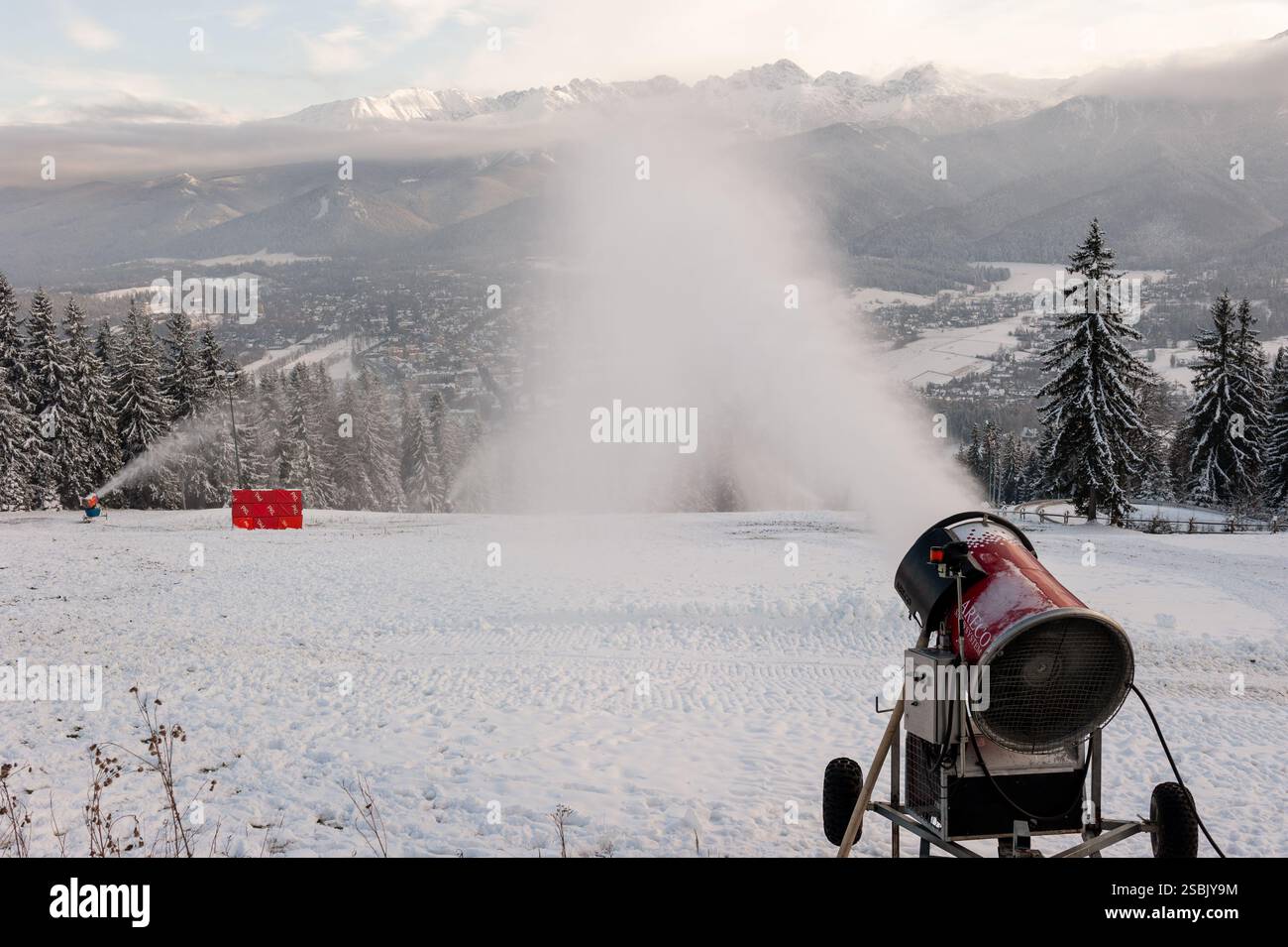 Canons à neige en service à la station de ski de Zakopane, Pologne Banque D'Images