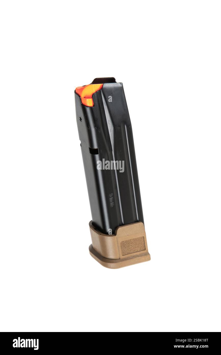 Un chargeur noir pour armes à feu avec un suiveur orange et une plaque de base tan, isolé sur un fond blanc. Banque D'Images