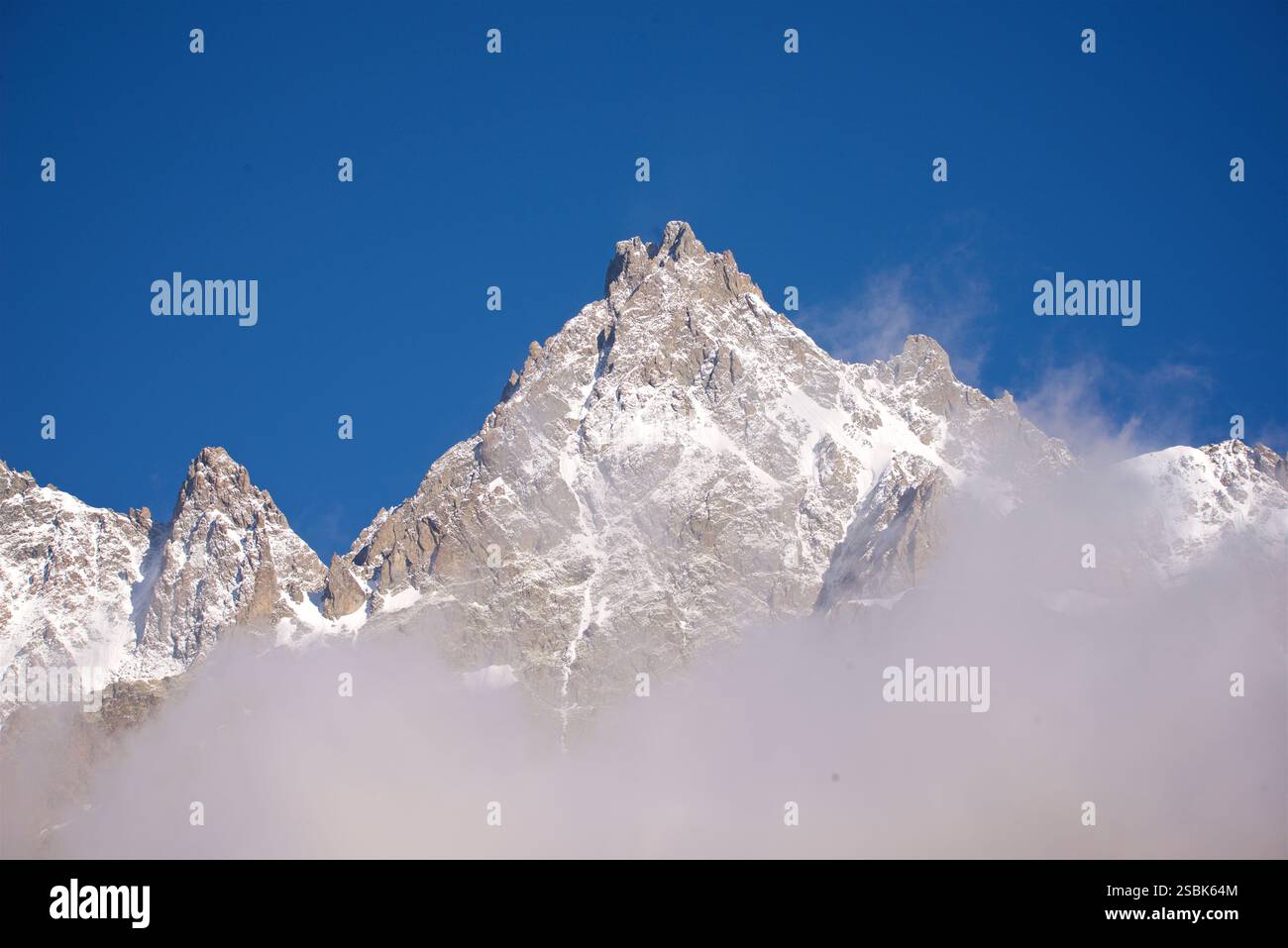 Le sommet de la montagne sur la photo est 'le Pelvoux' dans le massif des Écrins, France. Le Pelvoux est un sommet important situé dans les Alpes du Dauphiné, près du village d'Ailefroide en France. Il a plusieurs sommets, dont le plus haut est la pointe Puiseux, qui culmine à 3 946 mètres (12 946 pieds). L'aspect déchiqueté et accidenté du pic et du paysage environnant, combiné avec la vue depuis le pré de Madame Carle, sont révélateurs du Pelvoux. C'est l'un des sommets les plus reconnus de la région des Écrins. Banque D'Images