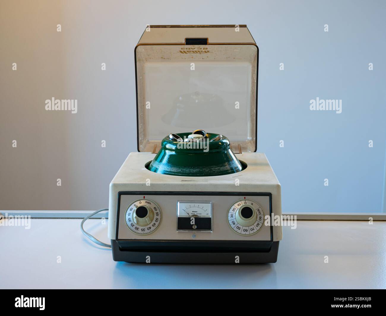 Centrifugeuse dans laquelle sont placés des tubes à essai contenant des substances. La force centrifuge lors de la rotation provoque la séparation des substances. Utilisé dans la classe de chimie. Banque D'Images