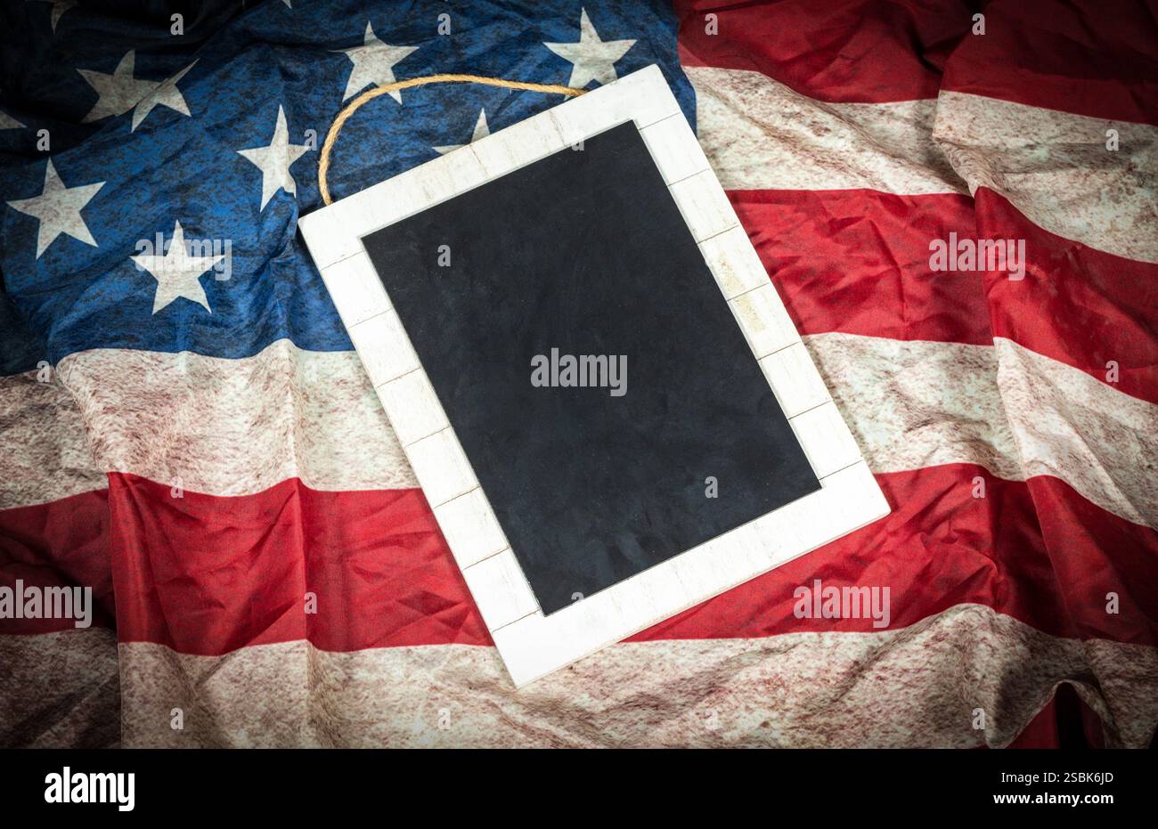 Ardoise de bois vide sur le drapeau des États-Unis avec espace de copie. Banque D'Images
