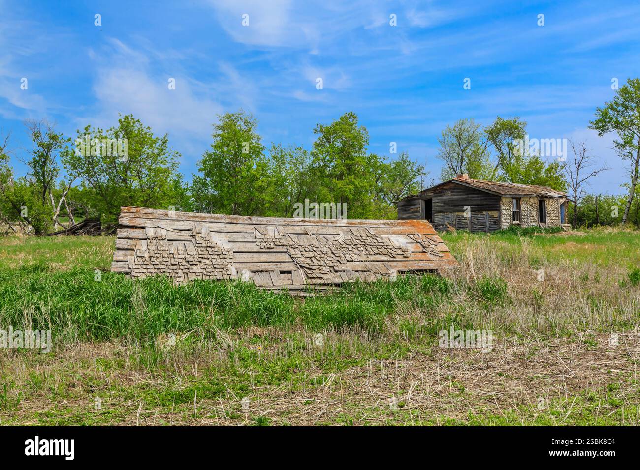 Maison avec un toit en bois et une grange. La grange est vide. La maison est vieille et a beaucoup de bois Banque D'Images