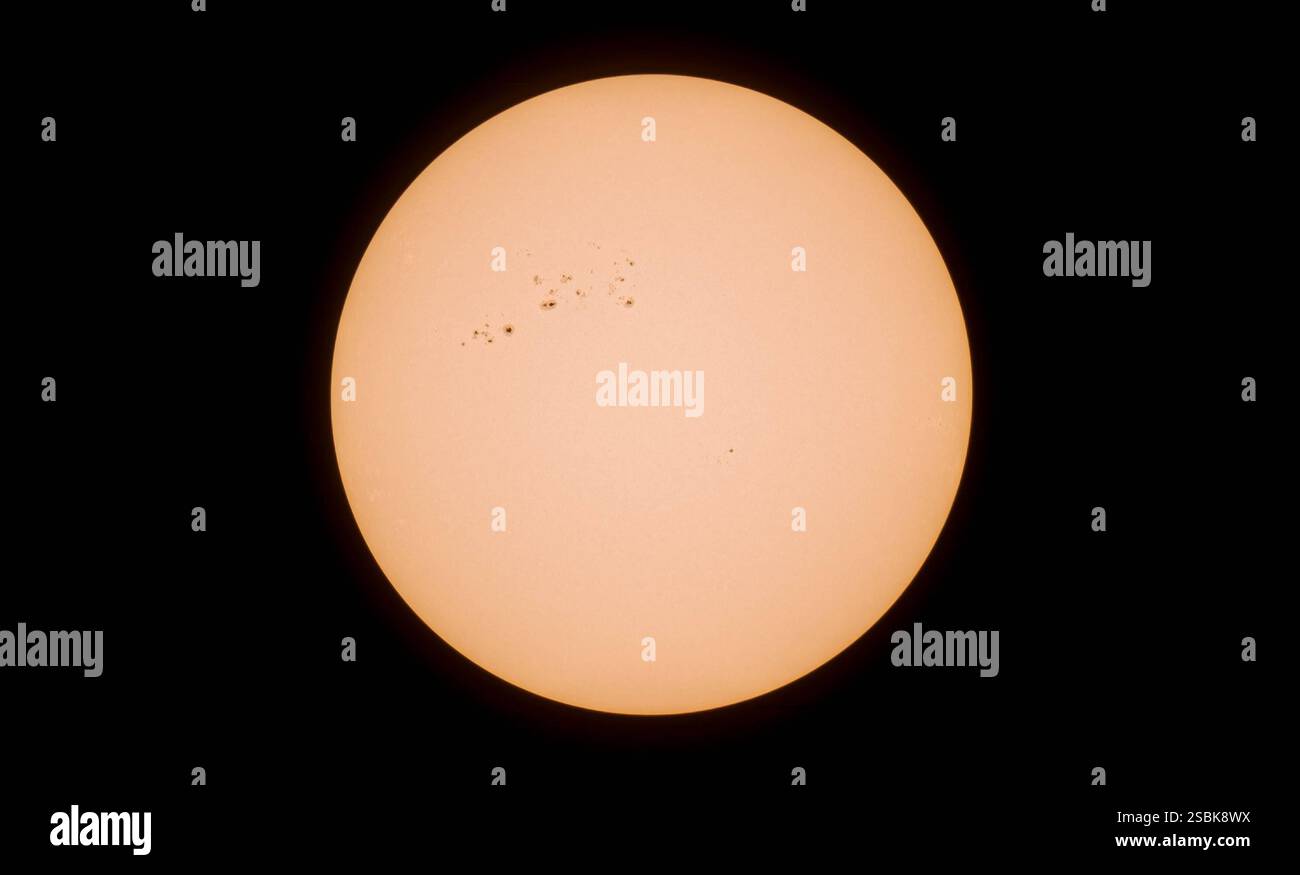 Die sonne AM 2. Février 2025. Zusehen sind zahlreche Sonnenflecken die coronare Massenauswürfe und geomagnetische Stürme auslösen können. Sonne Februar 2025 *** le soleil le 2 février 2025 vous pouvez voir de nombreuses taches solaires qui peuvent déclencher des éjections de masse coronaire et des tempêtes géomagnétiques Soleil février 2025 Banque D'Images