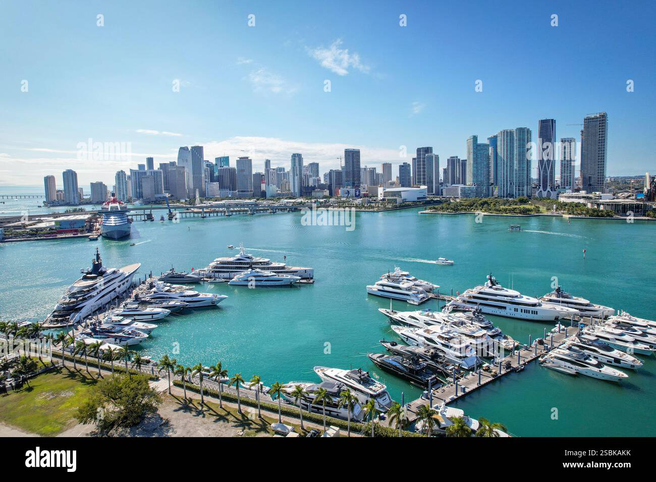 Vue aérienne des immeubles résidentiels et de bureaux en bord de mer sur Intracoastal Waterway et Biscayne Bay sur ensoleillé sans nuages à Miami, Floride. Banque D'Images