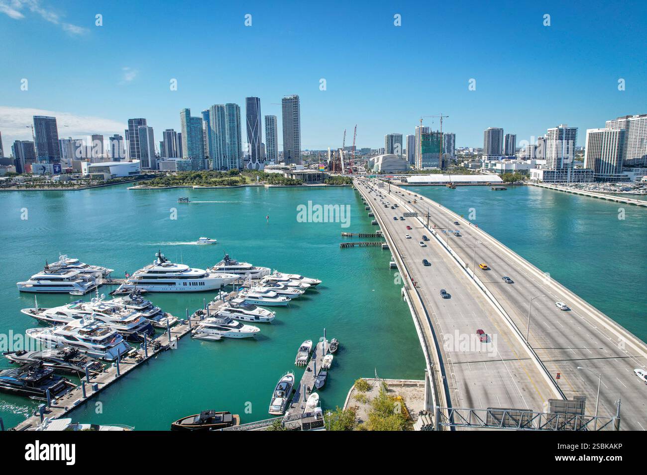 Vue aérienne des immeubles résidentiels et de bureaux en bord de mer sur Intracoastal Waterway et Biscayne Bay sur ensoleillé sans nuages à Miami, Floride. Banque D'Images