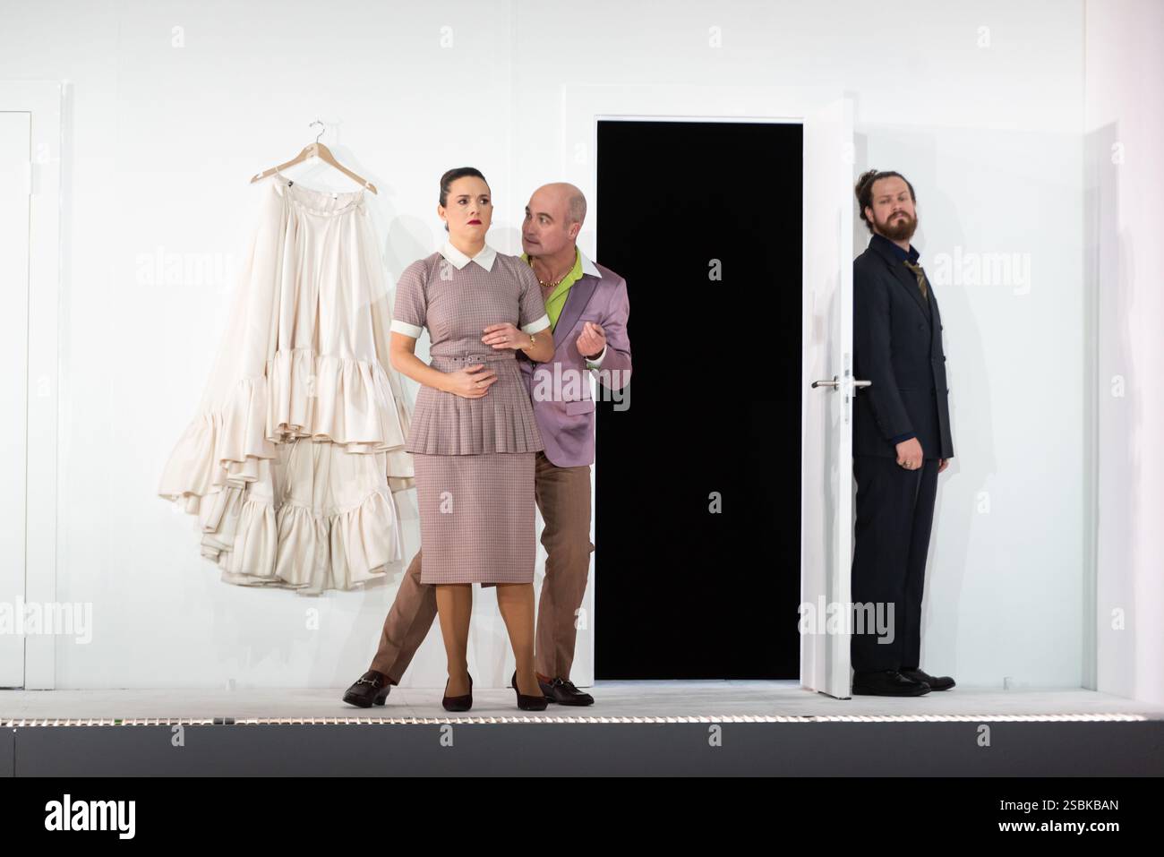 Londres, 3 février 2025, Mary Bevan, Hubert Francis, Cody Quattlebaum in ENO le mariage de Figaro au London Coliseum, crédit : Lou Morris/Alamy Live News Banque D'Images