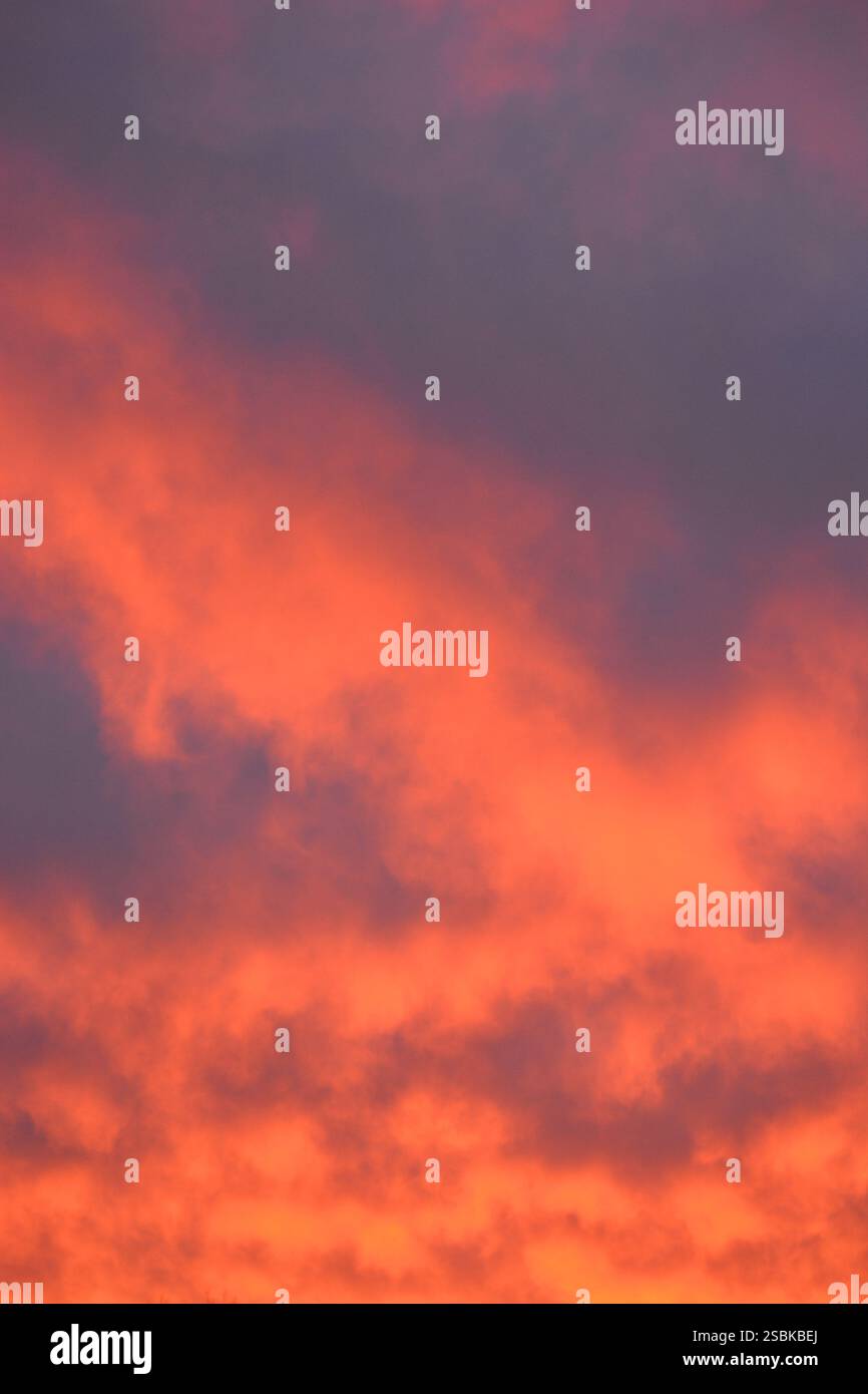 Coucher Soleil nuages colorés Banque D'Images
