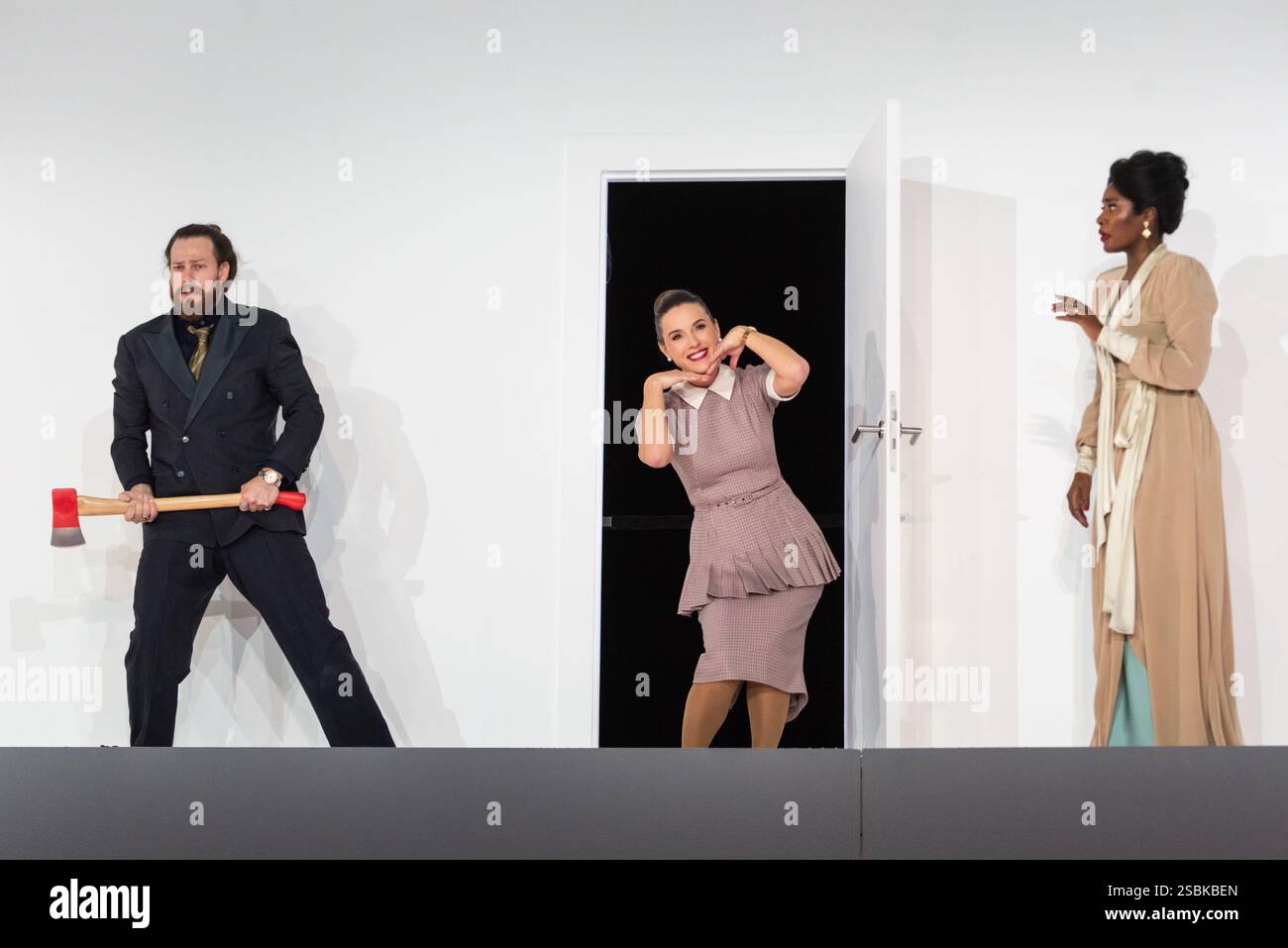 Londres, 3 février 2025, Cody Quattlebaum, Mary Bevan, Nardus Williams (G>R) in ENO le mariage de Figaro au London Coliseum, crédit : Lou Morris/Alamy Live News Banque D'Images