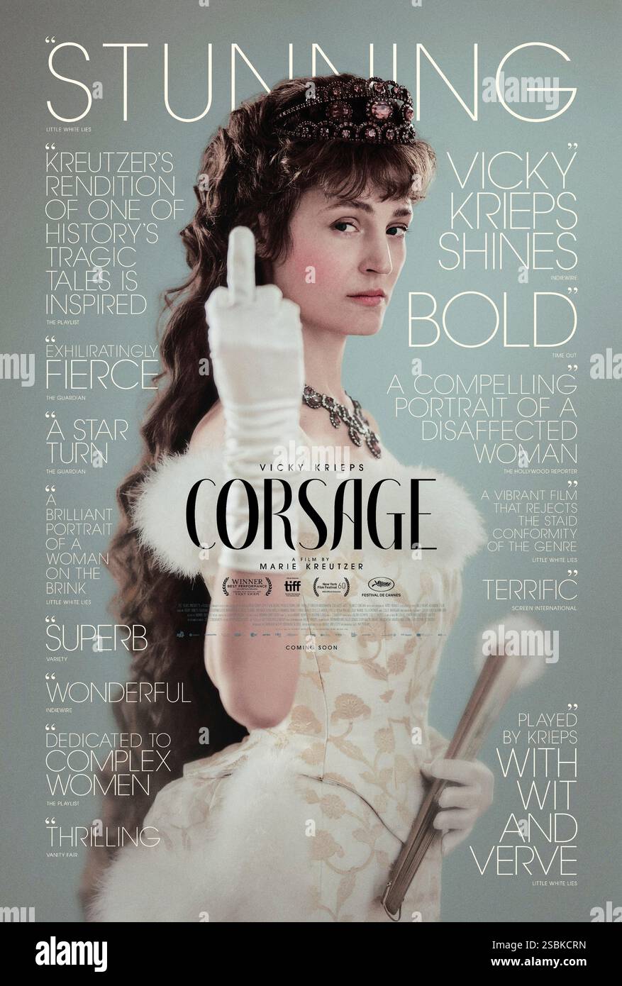 Corsage (2022) réalisé par Marie Kreutzer et mettant en vedette Vicky Krieps, Florian Teichtmeister et Colin Morgan. Un récit fictif de l'impératrice Élisabeth d'Autriche qui, à l'âge de 40 ans en 1877, se rebelle contre son image publique et ses attentes sociétales. Affiche AMÉRICAINE À une feuille POUR USAGE ÉDITORIAL UNIQUEMENT. Crédit : BFA / IFC films Banque D'Images