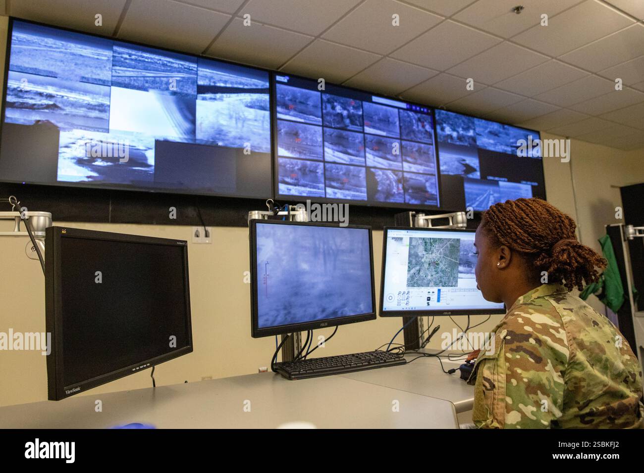 Un soldat américain de la 277e compagnie de maintenance de soutien, de la Garde nationale de l'armée de Géorgie, surveille les flux de surveillance en direct à une station de surveillance à Del Rio, au Texas, à l'appui de la patrouille frontalière américaine et du commandement nord américain, janvier 31, 2025. Le U.S. Northern Command travaille en collaboration avec le Département de la sécurité intérieure pour renforcer les douanes américaines et la protection des frontières le long de la frontière sud avec des forces militaires supplémentaires. Ce déploiement initial de 1 600 membres du personnel en service actif porte le total des forces militaires du titre 10 le long de la frontière à près de 4 000 personnes. (Photo de la Garde nationale de l'armée américaine Banque D'Images