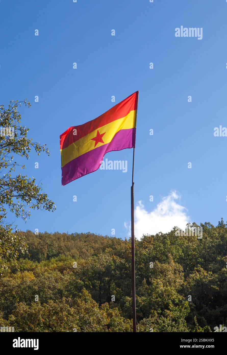 Deuxième drapeau de la République espagnole avec étoile rouge à cinq branches. Aujourd'hui associé au mouvement républicain moderne Banque D'Images