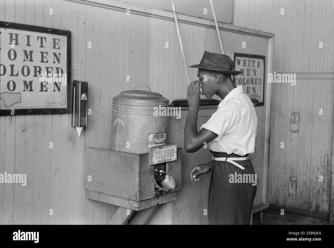 Archive 1930s photographie, homme afro-américain buvant au refroidisseur d'eau «coloré» dans le terminal de tramway, Oklahoma City, Oklahoma. Juillet 1939, crédit : Russell Lee Banque D'Images