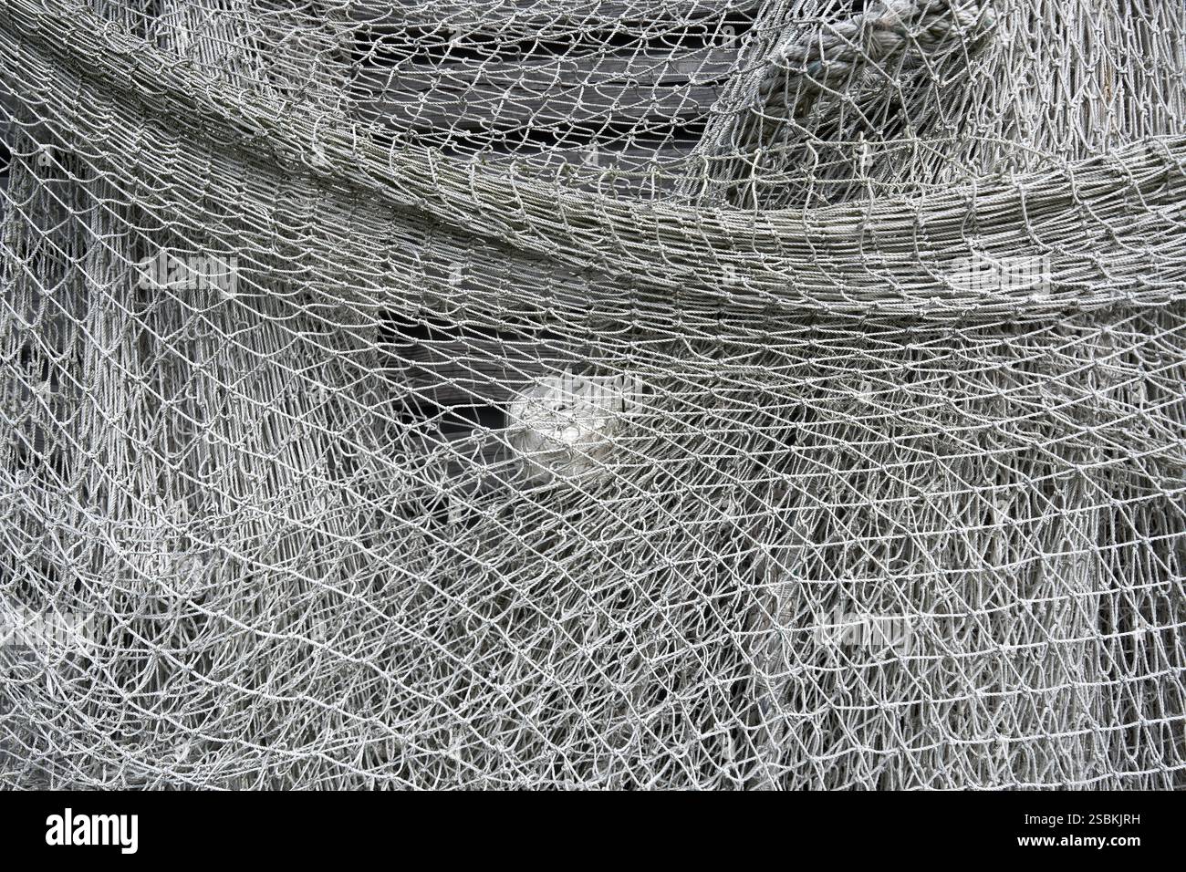 Filet de pêche gris pendu fait de minces cordes nouées Banque D'Images