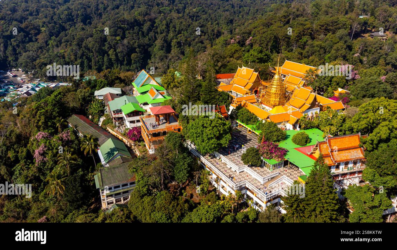 Vue aérienne capturant le magnifique complexe du temple Wat Phra That Doi Suthep sur un flanc de montagne près de Chiang mai. Banque D'Images