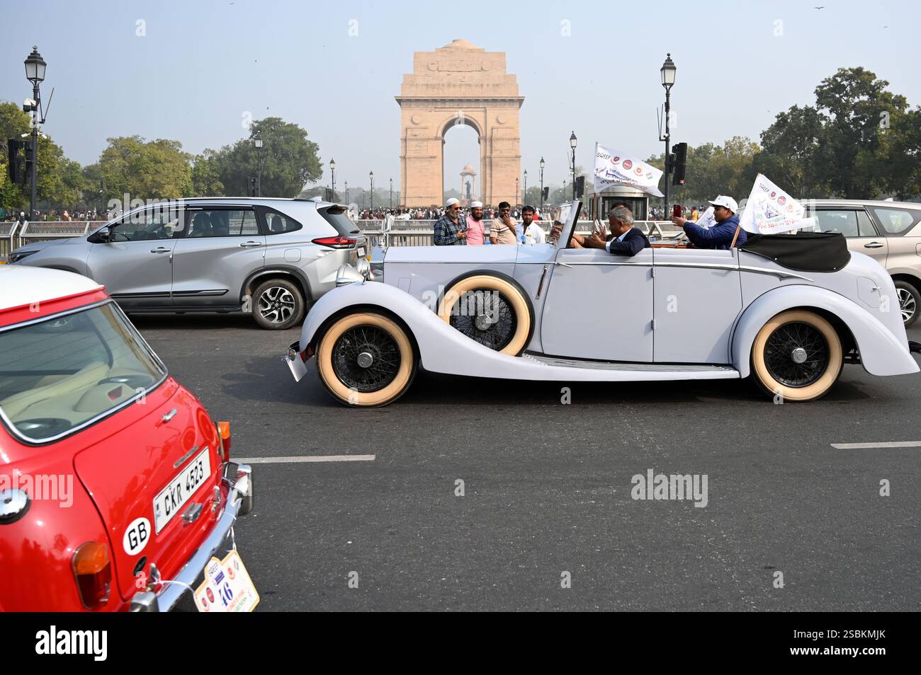 New Delhi, Inde. 03rd Feb, 2025. NEW DELHI, INDE - 2 FÉVRIER : des véhicules d'époque passent par le bureau électoral du district pour promouvoir la campagne de sensibilisation des électeurs, avant l'élection de l'Assemblée de Delhi, cercle de la porte de l'Inde, le 2 février 2025 à New Delhi, Inde. Le rassemblement a été marqué au large de l'emblématique Major Dhyan Chand National Stadium et a fait son chemin vers CEC House, attirant l'attention sur l'importance du vote lors des prochaines élections. (Photo de Salman Ali/Hindustan Times/Sipa USA ) crédit : Sipa USA/Alamy Live News Banque D'Images