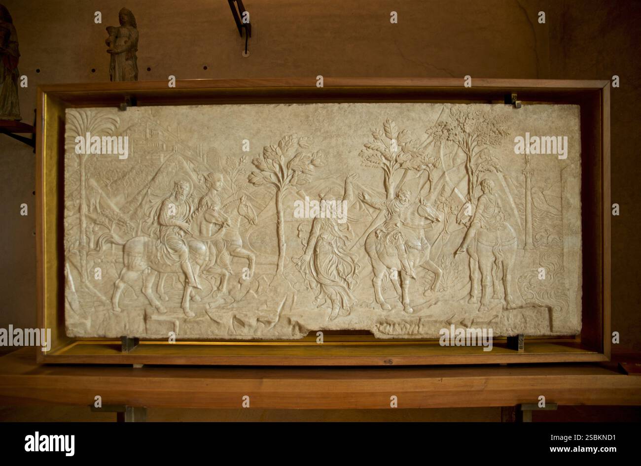 Sculpture en bas relief de Agostino di Duccio1418-1481 intitulée Raffigurazione allegorica (?) -già nel Tempio Tempio Tempio Malatestiano di Rimini, cappella di San Sigismondo - représentation allégorique - du temple Malatesta inachevé à Rimini, chapelle San Sigismondo - en exposition au Museo d'Arte antica, au Musée d'Art ancien, Castello Sforzesco. Château Sforza, Milan, Italie. Banque D'Images