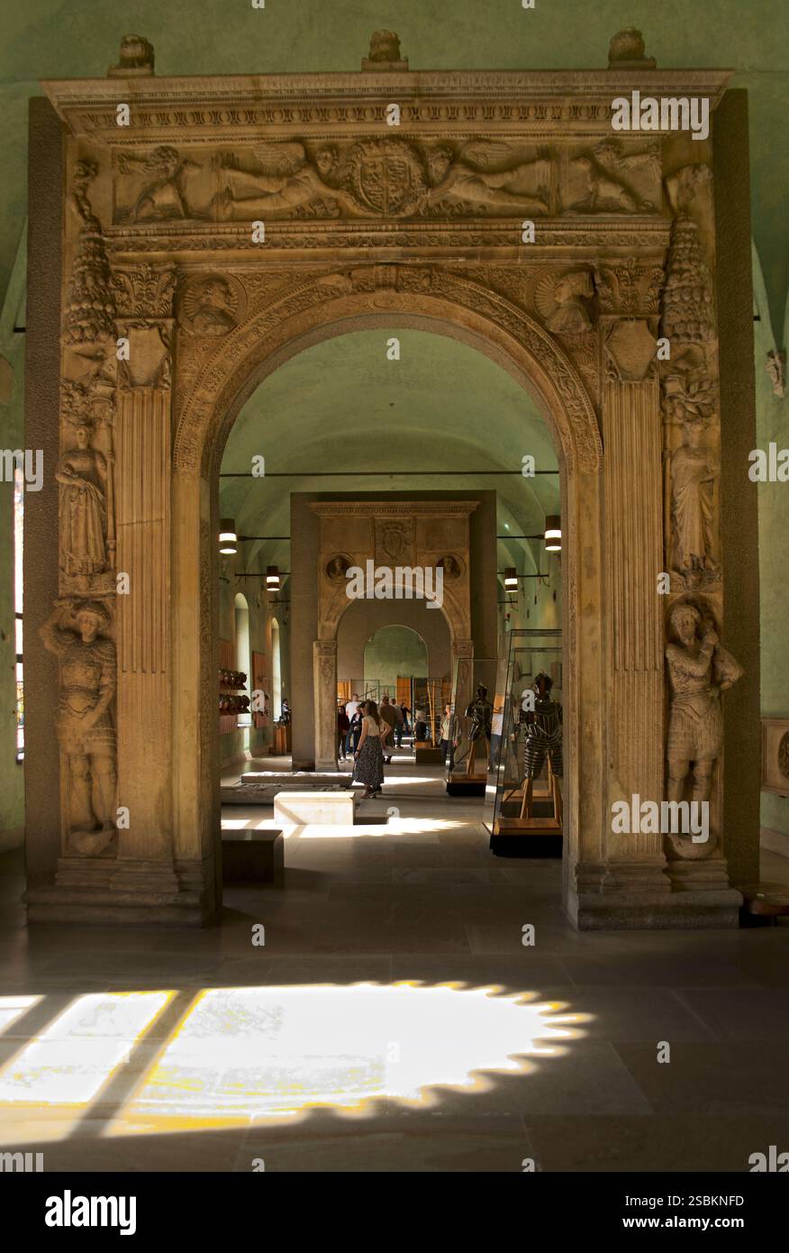 Arche en marbre sculpté dans une galerie prinicipienne dans le Museo d'Arte antica, le Musée d'Art ancien, Castello Sforzesco. Château Sforza, Milan, Italie. Banque D'Images