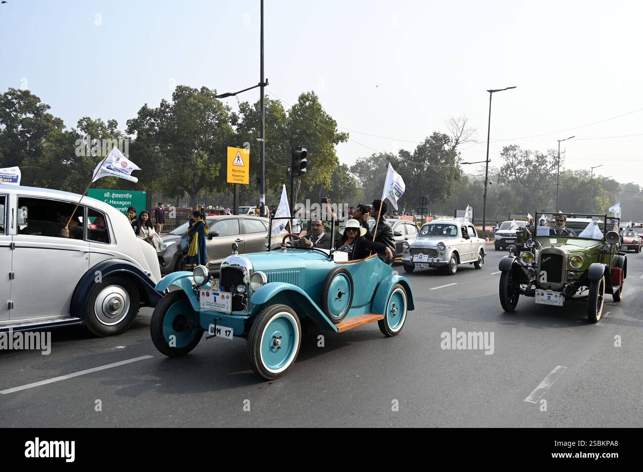 New Delhi, Inde. 03rd Feb, 2025. NEW DELHI, INDE - 2 FÉVRIER : des véhicules d'époque passent par le bureau électoral du district pour promouvoir la campagne de sensibilisation des électeurs, avant l'élection de l'Assemblée de Delhi, cercle de la porte de l'Inde, le 2 février 2025 à New Delhi, Inde. Le rassemblement a été marqué au large de l'emblématique Major Dhyan Chand National Stadium et a fait son chemin vers CEC House, attirant l'attention sur l'importance du vote lors des prochaines élections. (Photo de Salman Ali/Hindustan Times/Sipa USA ) crédit : Sipa USA/Alamy Live News Banque D'Images