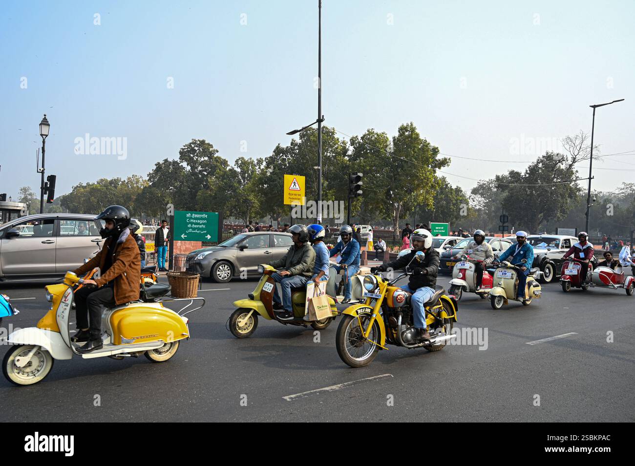 New Delhi, Inde. 03rd Feb, 2025. NEW DELHI, INDE - 2 FÉVRIER : des véhicules d'époque passent par le bureau électoral du district pour promouvoir la campagne de sensibilisation des électeurs, avant l'élection de l'Assemblée de Delhi, cercle de la porte de l'Inde, le 2 février 2025 à New Delhi, Inde. Le rassemblement a été marqué au large de l'emblématique Major Dhyan Chand National Stadium et a fait son chemin vers CEC House, attirant l'attention sur l'importance du vote lors des prochaines élections. (Photo de Salman Ali/Hindustan Times/Sipa USA ) crédit : Sipa USA/Alamy Live News Banque D'Images