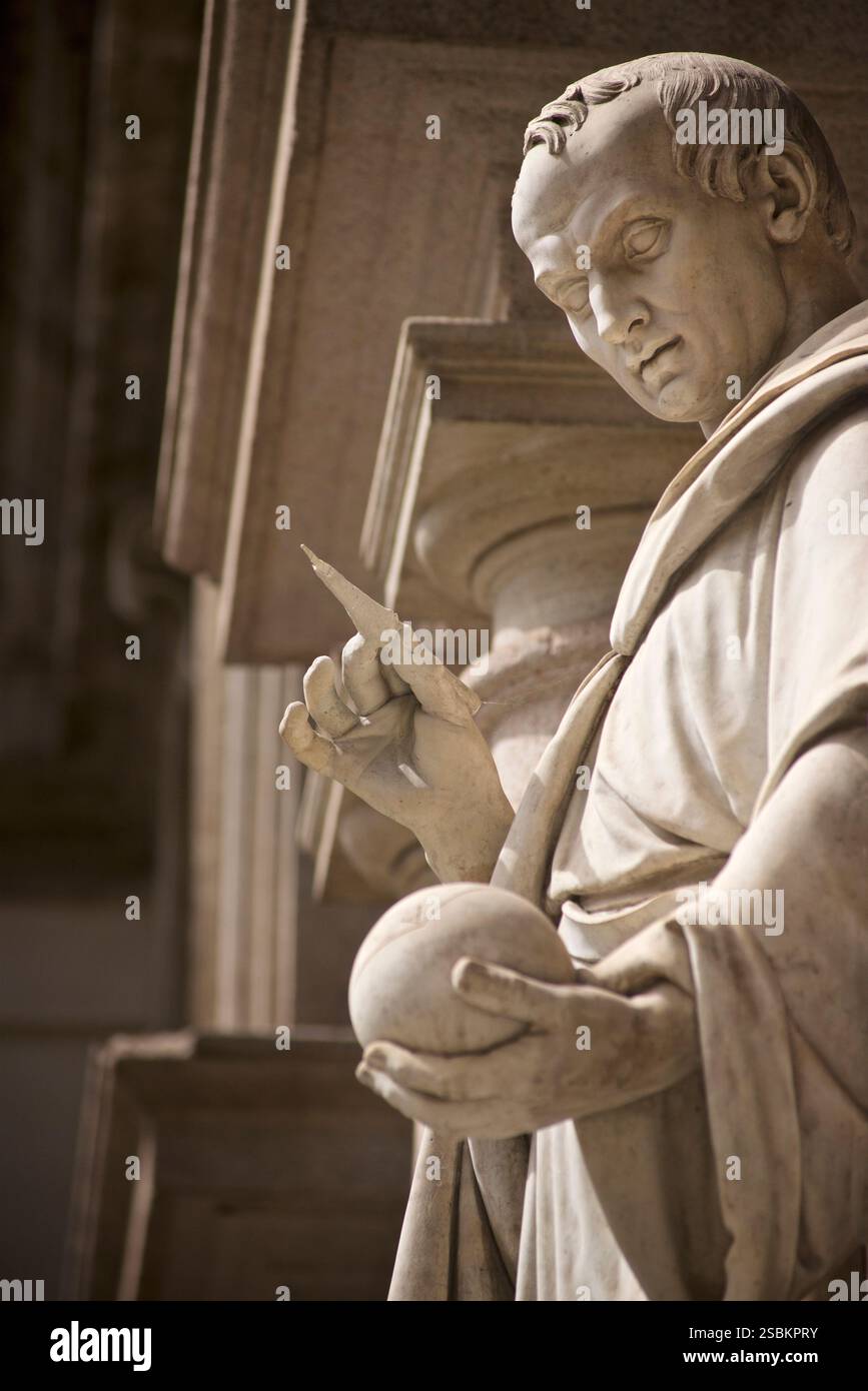 Sculpture de Bonaventura Cavalieri par Giovanni Antonio Labus, qui se trouve dans la cour principale de la Pinacothèque di Brera, Palazzo Brera, Milan, Lombardie, Italie. Bonaventura Francesco Cavalieri était un mathématicien italien et un jésuat. Il est connu pour ses travaux sur les problèmes de l'optique et du mouvement, ses travaux sur les indivisibles, les précurseurs du calcul infinitésimal, et l'introduction des logarithmes en Italie Banque D'Images