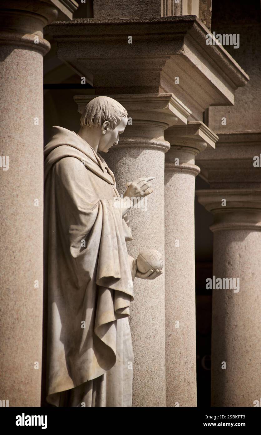 Sculpture de Bonaventura Cavalieri par Giovanni Antonio Labus, qui se trouve dans la cour principale de la Pinacothèque di Brera, Palazzo Brera, Milan, Lombardie, Italie. Bonaventura Francesco Cavalieri était un mathématicien italien et un jésuat. Il est connu pour ses travaux sur les problèmes de l'optique et du mouvement, ses travaux sur les indivisibles, les précurseurs du calcul infinitésimal, et l'introduction des logarithmes en Italie Banque D'Images