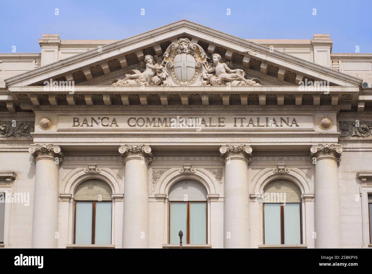 BANCA COMMERCIALE ITALIANA. La Banca commerciale Italiana (COMIT), fondée en 1894, était autrefois l'une des plus grandes banques d'Italie. En 1999, elle a fusionné avec un groupe bancaire composé de Cassa di Risparmio delle Provincie Lombarde (alias Cariplo ; est. 1823) et Banco Ambroveneto, qui avait fusionné en 1998. Le groupe bancaire a changé de nom en Intesa-BCI, et BCI est temporairement devenue une sous-holding. Le 1er janvier 2003, le groupe change de nom pour Banca Intesa. En 2006, Banca Intesa fusionne avec Sanpaolo IMI, basée à Turin, en Italie, pour former Intesa Sanpaolo. Piazza della Scala, Milan, Lombardie, Italie Banque D'Images
