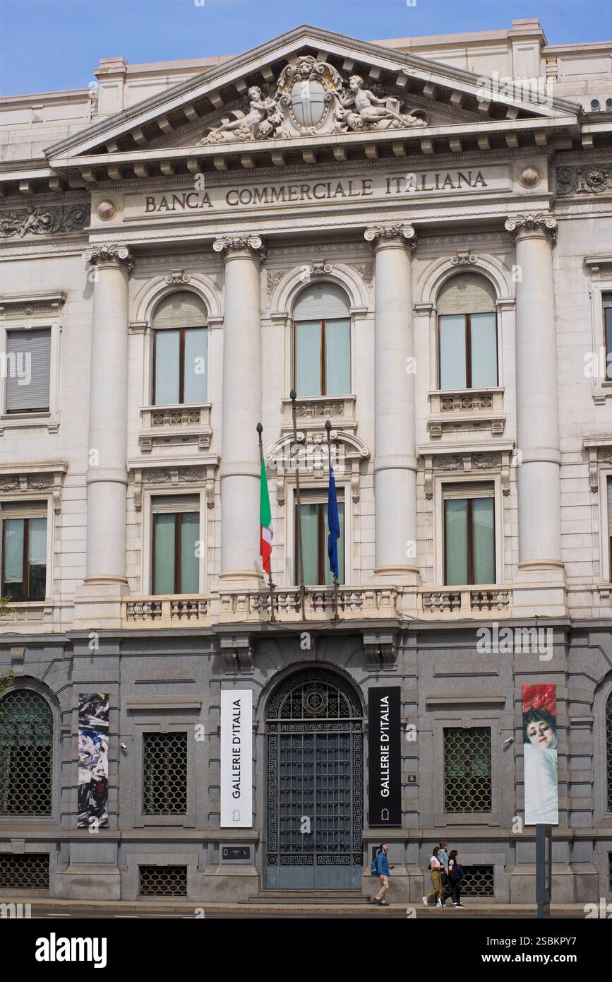 BANCA COMMERCIALE ITALIANA. La Banca commerciale Italiana (COMIT), fondée en 1894, était autrefois l'une des plus grandes banques d'Italie. En 1999, elle a fusionné avec un groupe bancaire composé de Cassa di Risparmio delle Provincie Lombarde (alias Cariplo ; est. 1823) et Banco Ambroveneto, qui avait fusionné en 1998. Le groupe bancaire a changé de nom en Intesa-BCI, et BCI est temporairement devenue une sous-holding. Le 1er janvier 2003, le groupe change de nom pour Banca Intesa. En 2006, Banca Intesa fusionne avec Sanpaolo IMI, basée à Turin, en Italie, pour former Intesa Sanpaolo. Piazza della Scala, Milan, Lombardie, Italie Banque D'Images