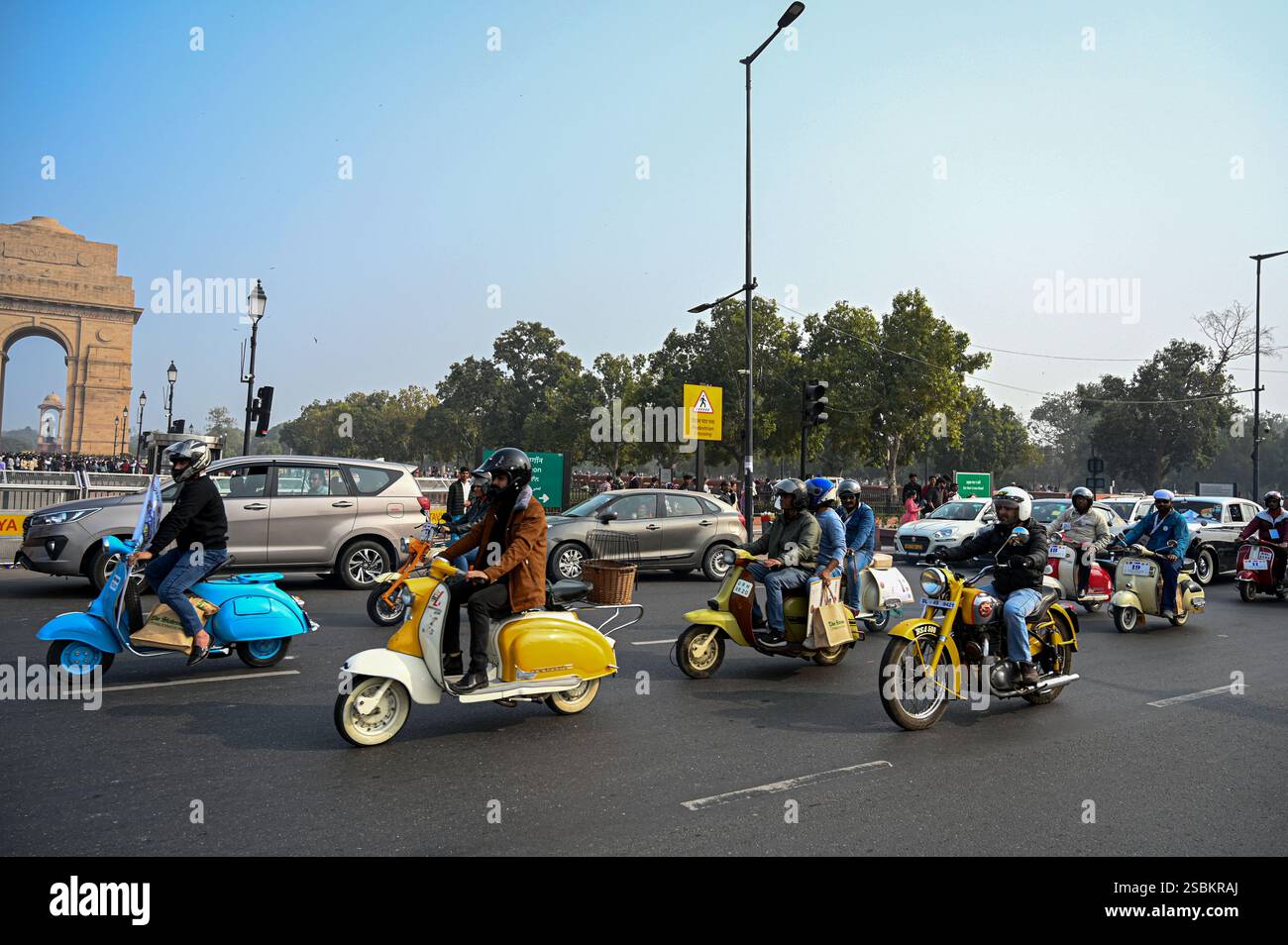 New Delhi, Inde. 03rd Feb, 2025. NEW DELHI, INDE - 2 FÉVRIER : des véhicules d'époque passent par le bureau électoral du district pour promouvoir la campagne de sensibilisation des électeurs, avant l'élection de l'Assemblée de Delhi, cercle de la porte de l'Inde, le 2 février 2025 à New Delhi, Inde. Le rassemblement a été marqué au large de l'emblématique Major Dhyan Chand National Stadium et a fait son chemin vers CEC House, attirant l'attention sur l'importance du vote lors des prochaines élections. (Photo de Salman Ali/Hindustan Times/Sipa USA ) crédit : Sipa USA/Alamy Live News Banque D'Images