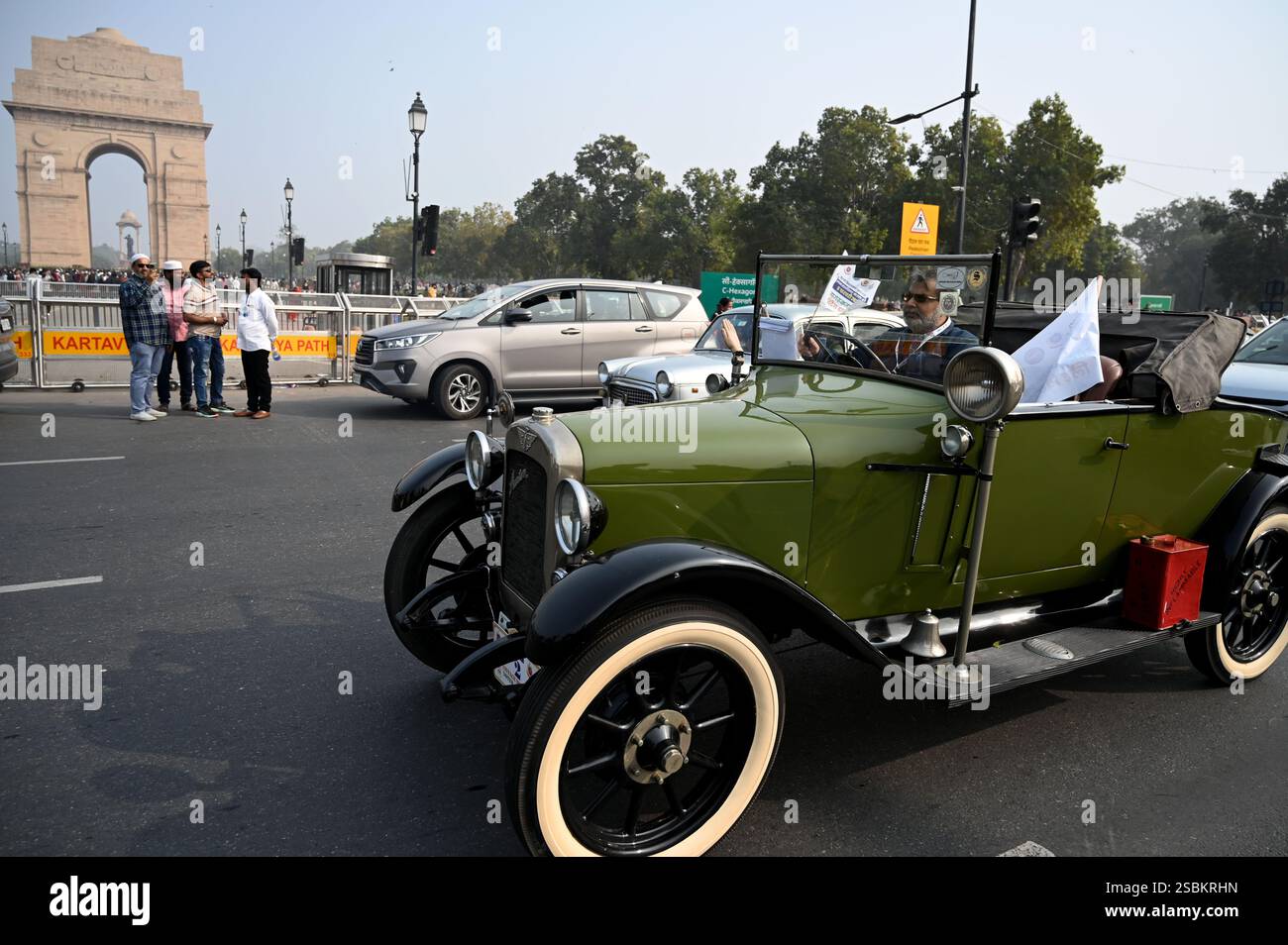 New Delhi, Inde. 03rd Feb, 2025. NEW DELHI, INDE - 2 FÉVRIER : des véhicules d'époque passent par le bureau électoral du district pour promouvoir la campagne de sensibilisation des électeurs, avant l'élection de l'Assemblée de Delhi, cercle de la porte de l'Inde, le 2 février 2025 à New Delhi, Inde. Le rassemblement a été marqué au large de l'emblématique Major Dhyan Chand National Stadium et a fait son chemin vers CEC House, attirant l'attention sur l'importance du vote lors des prochaines élections. (Photo de Salman Ali/Hindustan Times/Sipa USA ) crédit : Sipa USA/Alamy Live News Banque D'Images