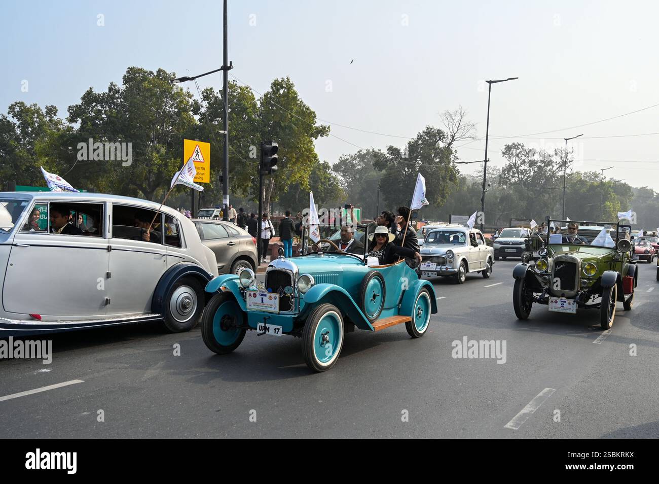 New Delhi, Inde. 03rd Feb, 2025. NEW DELHI, INDE - 2 FÉVRIER : des véhicules d'époque passent par le bureau électoral du district pour promouvoir la campagne de sensibilisation des électeurs, avant l'élection de l'Assemblée de Delhi, cercle de la porte de l'Inde, le 2 février 2025 à New Delhi, Inde. Le rassemblement a été marqué au large de l'emblématique Major Dhyan Chand National Stadium et a fait son chemin vers CEC House, attirant l'attention sur l'importance du vote lors des prochaines élections. (Photo de Salman Ali/Hindustan Times/Sipa USA ) crédit : Sipa USA/Alamy Live News Banque D'Images