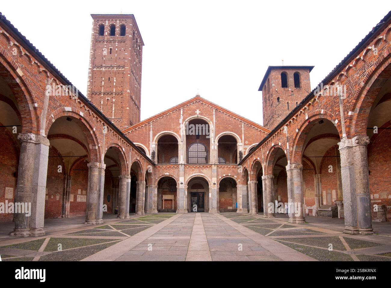 La basilique de Sant'Ambrogio (nom officiel : Basilica romana minore collegiata abbaziale prepositurale di Sant'Ambrogio) est une ancienne église catholique romaine de style roman située dans le centre de Milan, région de Lombardie, en Italie. Une des églises les plus anciennes de Milan, elle fut commandée par Ambrose en 379Ð386, dans une zone où de nombreux martyrs des persécutions romaines avaient été enterrés. Le prénom de l'église était en fait Basilica Martyrum. Achevé en 1099. Banque D'Images