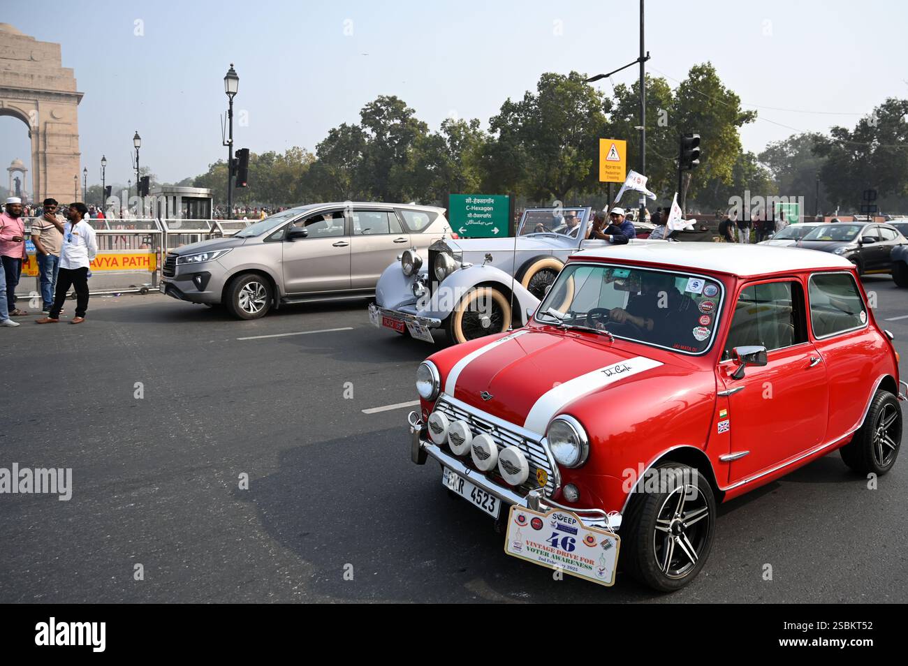 New Delhi, Inde. 03rd Feb, 2025. NEW DELHI, INDE - 2 FÉVRIER : des véhicules d'époque passent par le bureau électoral du district pour promouvoir la campagne de sensibilisation des électeurs, avant l'élection de l'Assemblée de Delhi, cercle de la porte de l'Inde, le 2 février 2025 à New Delhi, Inde. Le rassemblement a été marqué au large de l'emblématique Major Dhyan Chand National Stadium et a fait son chemin vers CEC House, attirant l'attention sur l'importance du vote lors des prochaines élections. (Photo de Salman Ali/Hindustan Times/Sipa USA ) crédit : Sipa USA/Alamy Live News Banque D'Images
