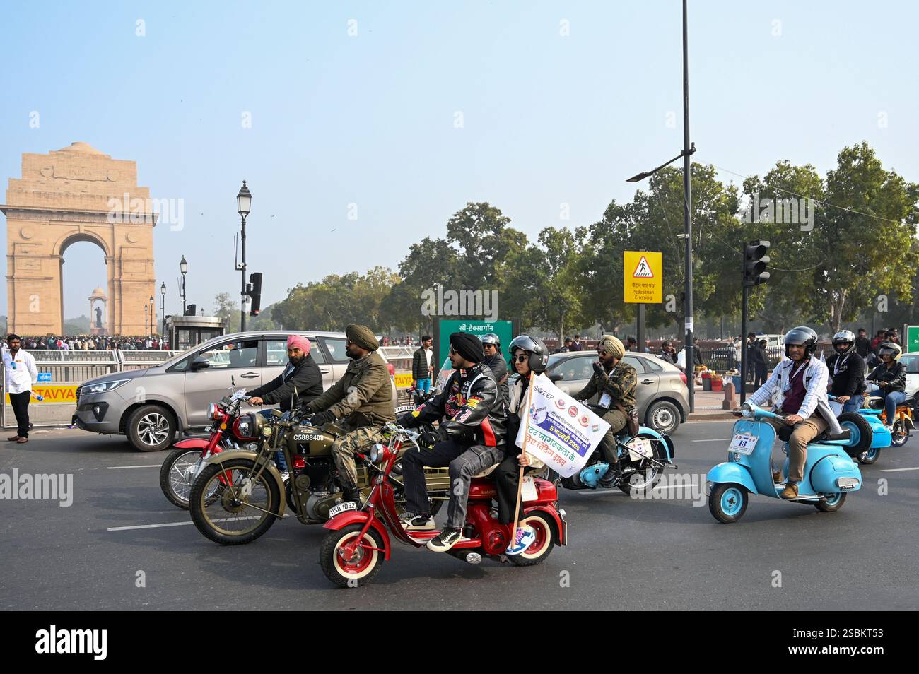 New Delhi, Inde. 03rd Feb, 2025. NEW DELHI, INDE - 2 FÉVRIER : des véhicules d'époque passent par le bureau électoral du district pour promouvoir la campagne de sensibilisation des électeurs, avant l'élection de l'Assemblée de Delhi, cercle de la porte de l'Inde, le 2 février 2025 à New Delhi, Inde. Le rassemblement a été marqué au large de l'emblématique Major Dhyan Chand National Stadium et a fait son chemin vers CEC House, attirant l'attention sur l'importance du vote lors des prochaines élections. (Photo de Salman Ali/Hindustan Times/Sipa USA ) crédit : Sipa USA/Alamy Live News Banque D'Images