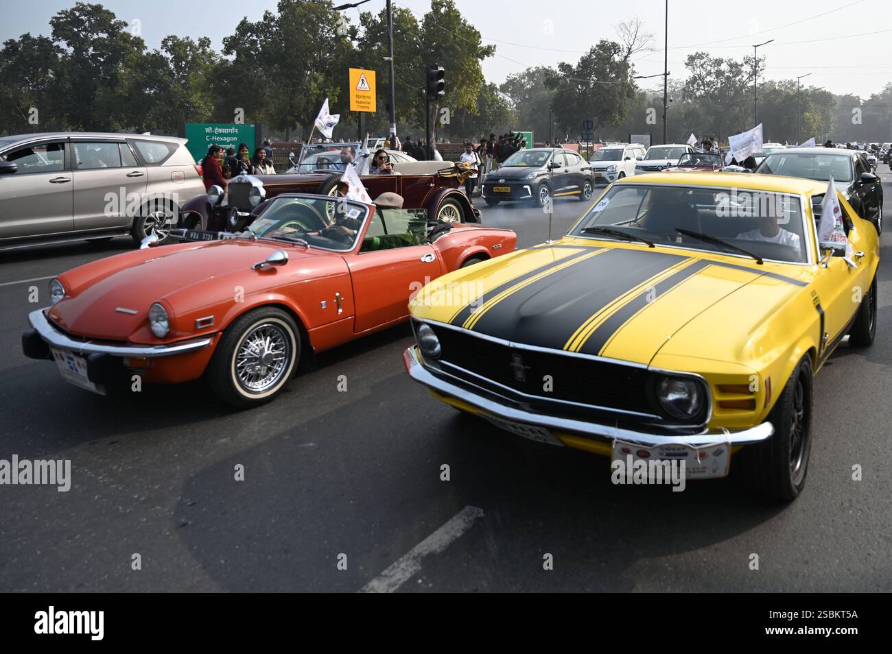 New Delhi, Inde. 03rd Feb, 2025. NEW DELHI, INDE - 2 FÉVRIER : des véhicules d'époque passent par le bureau électoral du district pour promouvoir la campagne de sensibilisation des électeurs, avant l'élection de l'Assemblée de Delhi, cercle de la porte de l'Inde, le 2 février 2025 à New Delhi, Inde. Le rassemblement a été marqué au large de l'emblématique Major Dhyan Chand National Stadium et a fait son chemin vers CEC House, attirant l'attention sur l'importance du vote lors des prochaines élections. (Photo de Salman Ali/Hindustan Times/Sipa USA ) crédit : Sipa USA/Alamy Live News Banque D'Images