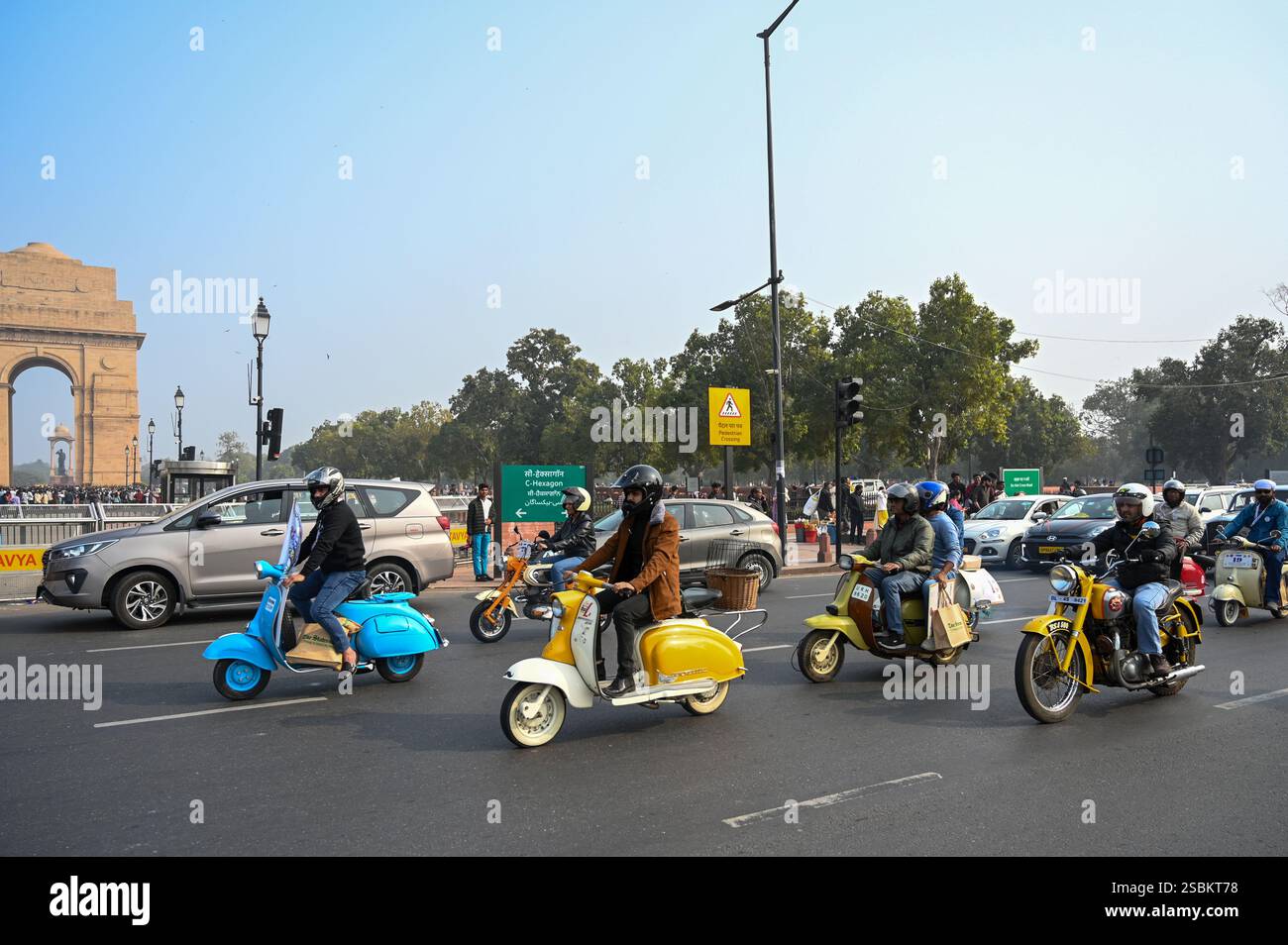 New Delhi, Inde. 03rd Feb, 2025. NEW DELHI, INDE - 2 FÉVRIER : des véhicules d'époque passent par le bureau électoral du district pour promouvoir la campagne de sensibilisation des électeurs, avant l'élection de l'Assemblée de Delhi, cercle de la porte de l'Inde, le 2 février 2025 à New Delhi, Inde. Le rassemblement a été marqué au large de l'emblématique Major Dhyan Chand National Stadium et a fait son chemin vers CEC House, attirant l'attention sur l'importance du vote lors des prochaines élections. (Photo de Salman Ali/Hindustan Times/Sipa USA ) crédit : Sipa USA/Alamy Live News Banque D'Images