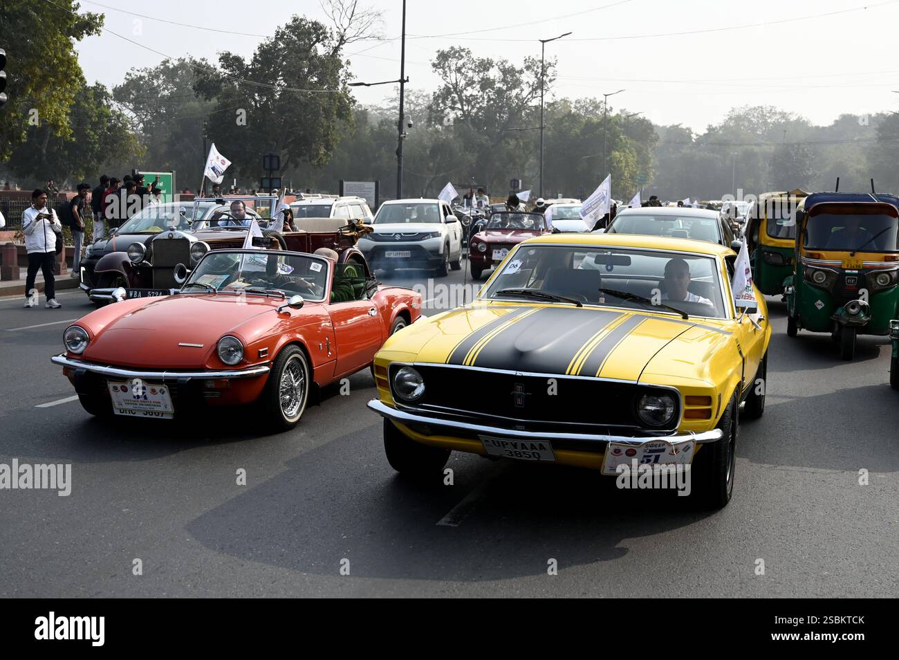 New Delhi, Inde. 03rd Feb, 2025. NEW DELHI, INDE - 2 FÉVRIER : des véhicules d'époque passent par le bureau électoral du district pour promouvoir la campagne de sensibilisation des électeurs, avant l'élection de l'Assemblée de Delhi, cercle de la porte de l'Inde, le 2 février 2025 à New Delhi, Inde. Le rassemblement a été marqué au large de l'emblématique Major Dhyan Chand National Stadium et a fait son chemin vers CEC House, attirant l'attention sur l'importance du vote lors des prochaines élections. (Photo de Salman Ali/Hindustan Times/Sipa USA ) crédit : Sipa USA/Alamy Live News Banque D'Images