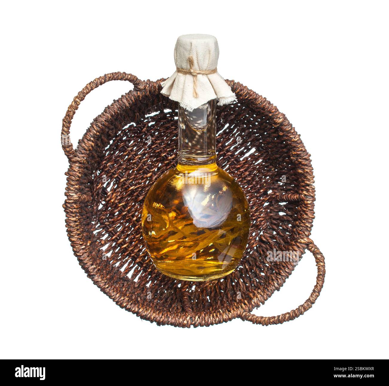Bouteille d'huile végétale dans un panier isolé sur fond blanc Banque D'Images