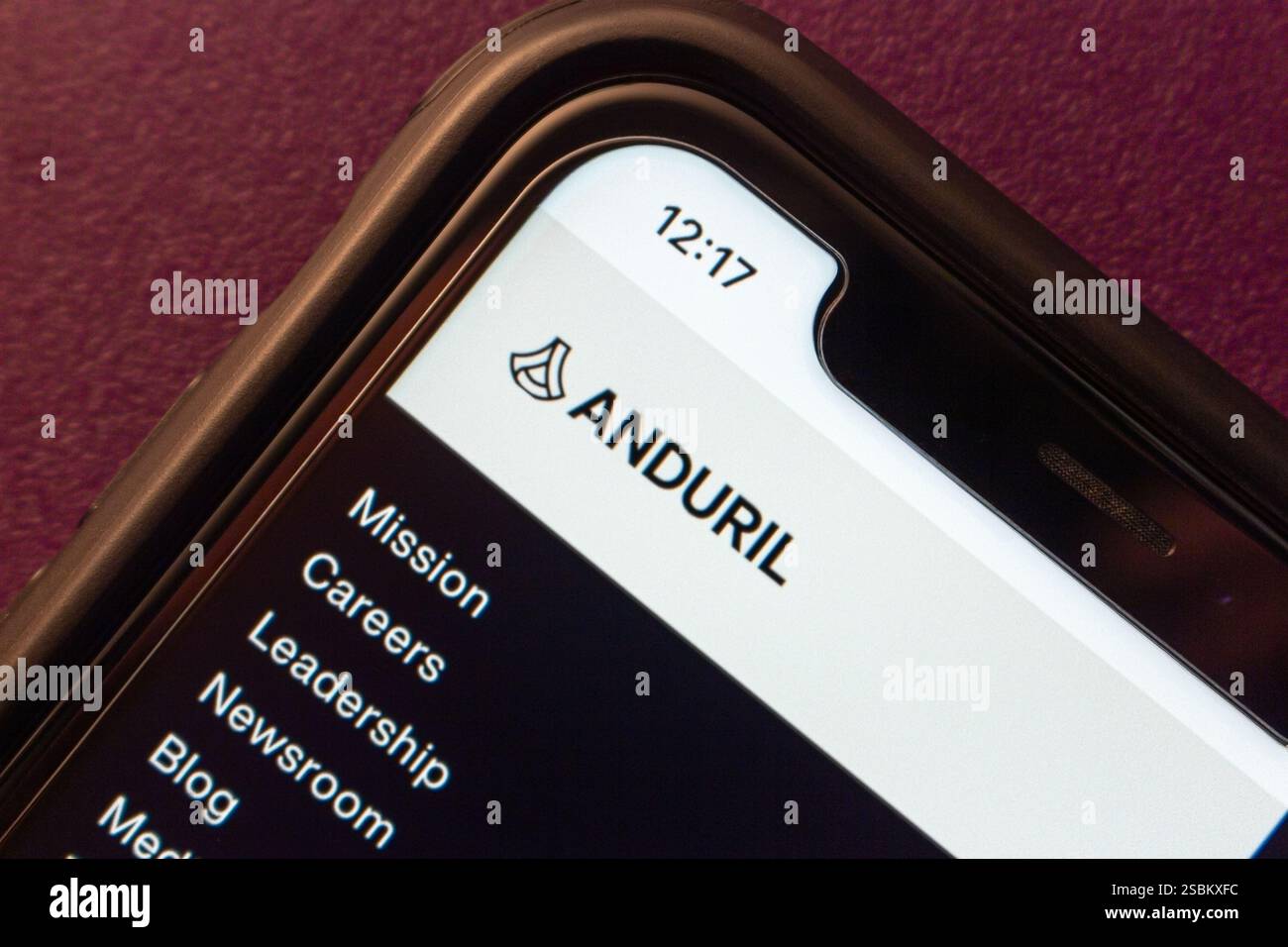 Le site Web Anduril est affiché sur un smartphone. Anduril Industries est une société américaine de technologie de défense qui développe des systèmes d'IA et d'armes autonomes. Banque D'Images