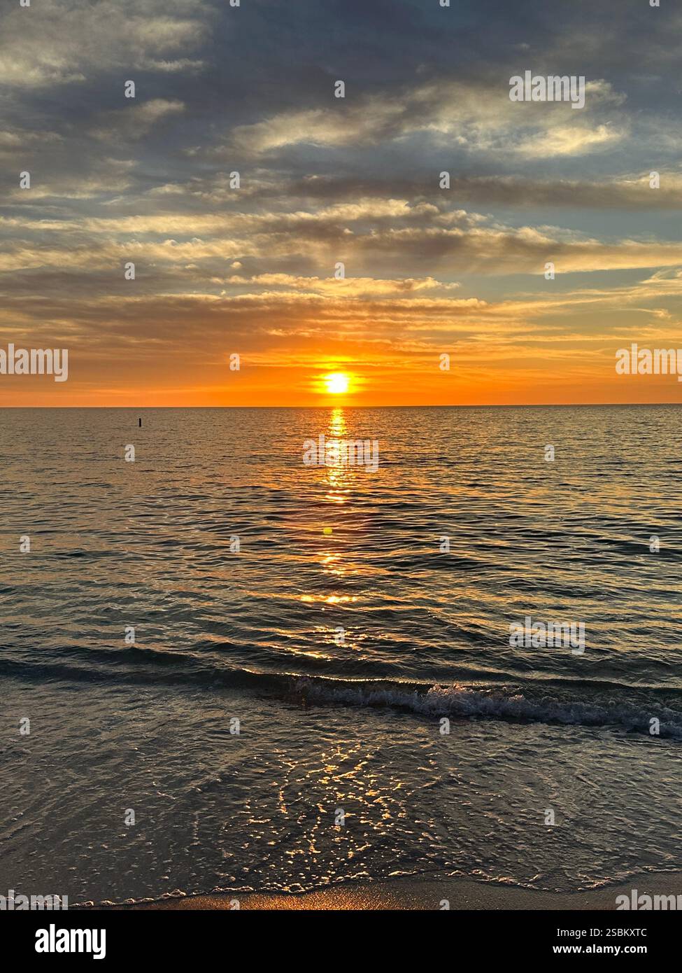 Coucher de soleil sur la plage de Nokomis sur Casey Key à Sarasota, Floride. - Image de stock capturée avec un smartphone
