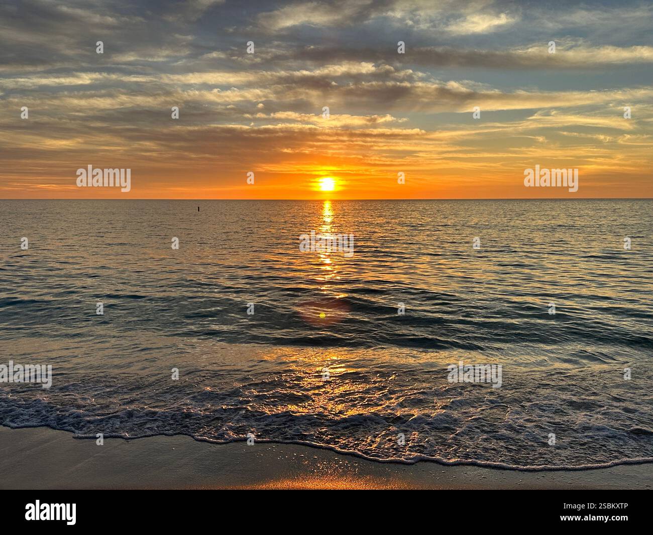 Coucher de soleil sur la plage de Nokomis sur Casey Key à Sarasota, Floride. - Image de stock capturée avec un smartphone