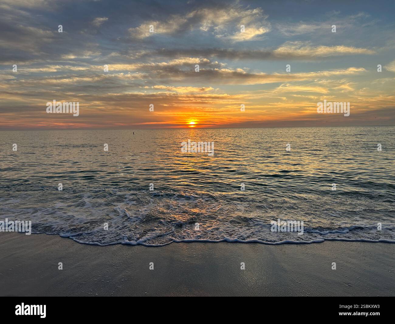 Coucher de soleil sur la plage de Nokomis sur Casey Key à Sarasota, Floride. - Image de stock capturée avec un smartphone