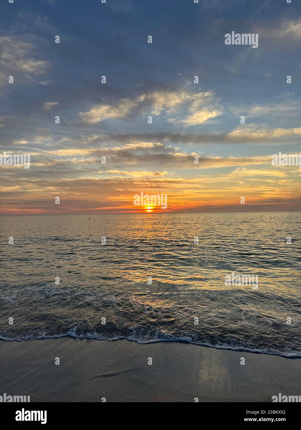 Coucher de soleil sur la plage de Nokomis sur Casey Key à Sarasota, Floride. - Image de stock capturée avec un smartphone