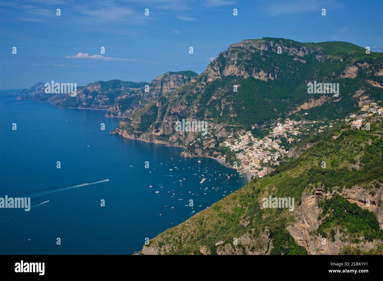 Centre de Positano et la plage vue depuis le sentier de randonnée approchant connu sous le nom de Walk of the Gods. Mer Tyrrhénienne, Méditéranéenne, Italie. Centre de Positano et la plage vue depuis le sentier de randonnée approchant connu sous le nom de Walk of the Gods. Mer Tyrrhénienne, Méditéranéenne, Italie. Banque D'Images