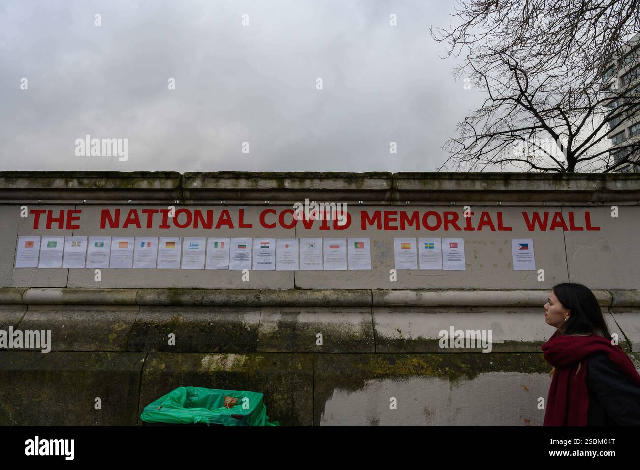 Londres, Royaume-Uni. 31 janvier 2025. Une femme regarde le National COVID Memorial Wall à Londres. Le National COVID Memorial Wall à Londres est une murale publique peinte par des bénévoles pour commémorer les victimes de la pandémie de COVID-19 au Royaume-Uni. Situé le long de la rive sud de la Tamise, du pont de Westminster au pont de Lambeth, en face du palais de Westminster. (Crédit image : © John Wreford/SOPA images via ZUMA Press Wire) USAGE ÉDITORIAL SEULEMENT! Non destiné à UN USAGE commercial ! Banque D'Images