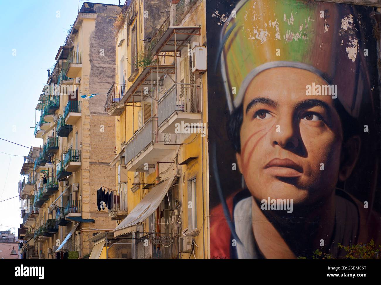 Murale sur un mur par l'artiste Jorit Agoch - un portrait de son ami représenté comme San Gennaro, le saint patron de Naples. Forcella, Naples. Naples, Italie. Forcella est l'un des quartiers les plus caractéristiques de Naples. Riche en histoire, culture et tradition, Banque D'Images