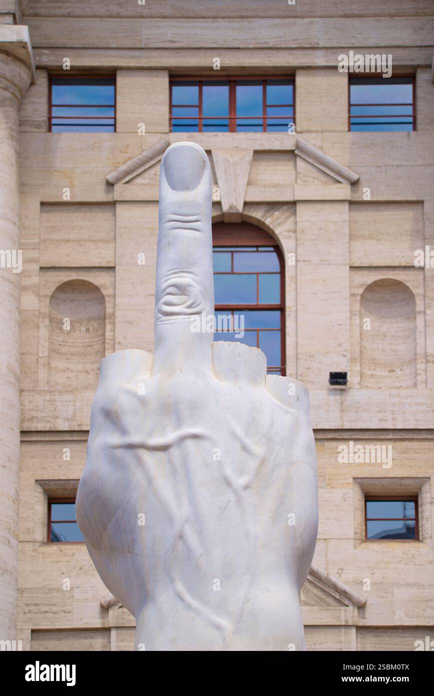 L.O.V.E., communément connu sous le nom de il Dito (italien pour « le doigt ») est une sculpture de l'artiste italien Maurizio Cattelan composée d'une main avec tous les doigts coupés à l'exception du majeur. La sculpture est située sur la Piazza degli Affari en face du palais de Mezzanotte, où se trouve la Bourse italienne, la Borsa. Palazzo Mezzanotte, également connu sous le nom de Palazzo delle Borse ("Palais de la Bourse") est un bâtiment du XXe siècle situé sur la Piazza Affari ("place des affaires"), le nom de "Palazzo Mezzanotte" est une référence à Paolo Mezzanotte, l'architecte qui a conçu le bâtiment Banque D'Images
