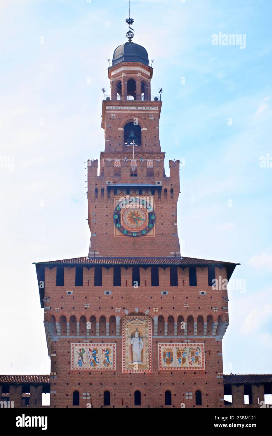 La Torre del Filarete. Castello Sforzesco. Château Sforza, Milan, Italie. En 1452 Francesco Sforza engage le sculpteur et architecte Filarete pour concevoir et décorer la tour centrale, qui est encore connue sous le nom de Torre del Filarete Banque D'Images La Torre del Filarete. Castello Sforzesco. Château Sforza, Milan, Italie. En 1452 Francesco Sforza engage le sculpteur et architecte Filarete pour concevoir et décorer la tour centrale, qui est encore connue sous le nom de Torre del Filarete Banque D'Images
